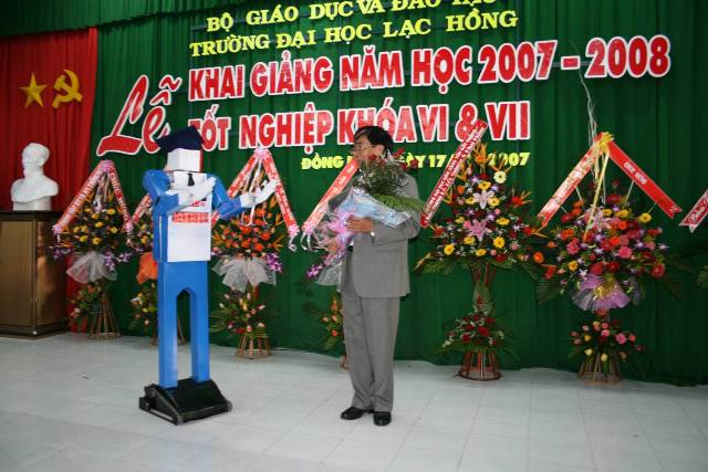 Robot tặng hoa