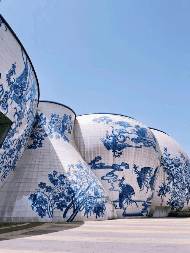 More than just a shopping destination, Nanchang Sunac Mall is a unique 'visual statement,' harmonizing traditional ceramic art with modern urban spaces.