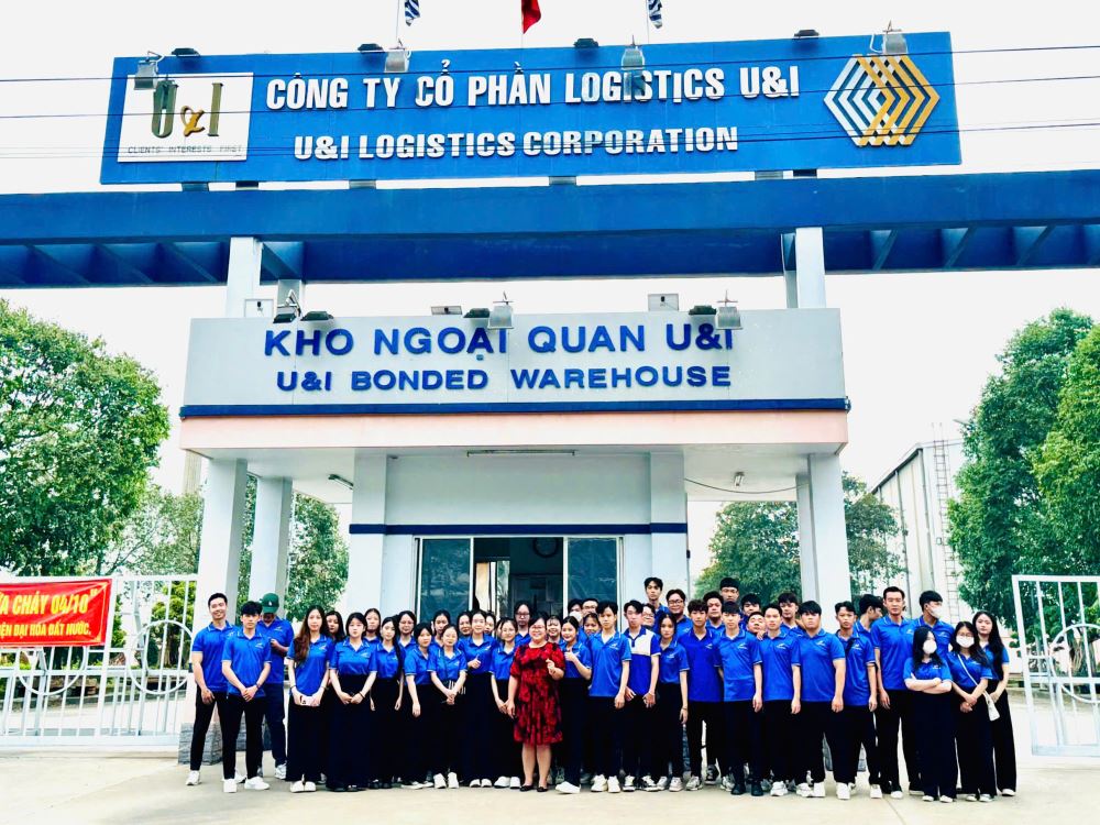 Sinh viên ngành Logistics và QLCCƯ 