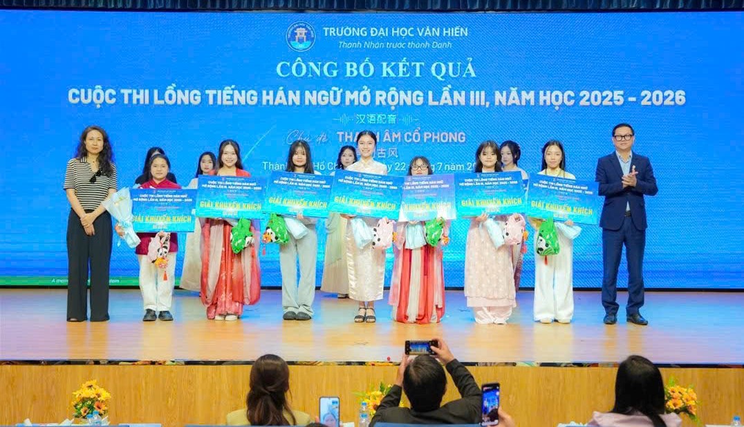 Sinh viên LHU "càn quét" giải thưởng toàn quốc, khẳng định bản lĩnh ngoại ngữ giữa mùa hè 2026 Mùa hè 2026 ghi dấu một mùa gặt hái thành tích đầy ấn tượng của sinh viên Trường Đại học Lạc Hồng (LHU). Liên tiếp chinh phục các sân chơi học thuật uy tín trên toàn quốc ở các ngôn ngữ Hàn, Trung và Nhật, sinh viên LHU đã mang về nhiều giải thưởng nổi bật, tiếp tục khẳng định chất lượng đào tạo ngoại ngữ và năng lực hội nhập quốc tế của Nhà trường. Mở đầu chuỗi thành tích là chiến thắng ấn tượng của sinh viên ngành Hàn Quốc học tại Cuộc thi Hùng biện Tiếng Hàn Thế giới lần thứ 30 và Cuộc thi Hùng biện K-SPEECH Việt Nam lần thứ 14. Sau một ngày tranh tài cùng các đội đến từ nhiều trường đại học trên cả nước, đoàn LHU đã bảo vệ thành công ngôi Quán quân hạng mục hùng biện tập thể, tiếp nối thành tích Giải Nhất của mùa giải trước. Bên cạnh đó, sinh viên Vũ Ngọc Khánh còn xuất sắc giành Giải Nhì hạng mục hùng biện cá nhân khối đại học. Chia sẻ sau cuộc thi, sinh viên Vũ Ngọc Khánh cho biết: "Điều em nhận được không chỉ là giải thưởng mà còn là sự trưởng thành sau quá trình học tập và rèn luyện tại LHU. Thầy cô luôn tạo điều kiện để chúng em luyện kỹ năng thuyết trình, phản biện, làm việc nhóm và sử dụng tiếng Hàn trong nhiều tình huống thực tế. Chính những trải nghiệm đó đã giúp em tự tin hơn khi bước lên sân khấu của một cuộc thi toàn quốc." Tập thể ngành Hàn Quốc học LHU đạt giải tại cuộc thi Không dừng lại ở đó, tại Cuộc thi Nói tiếng Hàn toàn quốc - Cúp Đại sứ Hàn Quốc năm 2026, sinh viên Phạm Thúy Uyên (lớp 23DH111) đã xuất sắc đạt Giải Ba khối Chuyên ngành, trong khi Vũ Thị Phương Thảo (lớp 25DH111) giành Giải Khuyến khích khối Ngoài chuyên ngành. Hai giải thưởng tiếp tục nối dài bảng vàng thành tích của ngành Hàn Quốc học tại các sân chơi học thuật cấp quốc gia. Sinh viên Phạm Thúy Uyên Đạt Giải Ba của Cuộc thi & Sinh viên Vũ Thị Phương Thảo Đạt Giải Khuyến khích Cuộc thi Ở lĩnh vực tiếng Trung, sinh viên ngành Ngôn ngữ Trung Quốc tiếp tục ghi dấu ấn tại Cuộc thi Lồng tiếng Hán ngữ mở rộng lần III do Trường Đại học Văn Hiến tổ chức. Vượt qua nhiều đội thi đến từ các trường đại học khu vực phía Nam, sinh viên LHU đã mang về 03 giải thưởng, gồm 02 Giải Khuyến khích dành cho sinh viên Trần Phạm Yến Nhi và sinh viên Nguyễn Thị Duy Như, cùng Giải Tiết mục được yêu thích nhất dành cho sinh viên Nguyễn Thị Duy Như. Sinh viên Nguyễn Thị Duy Như đạt giải Tiết mục được yêu thích nhất Sinh viên Trần Phạm Yến Nhi và Nguyễn Thị Duy Như đạt giải khuyến khích chung cuộc Khép lại chuỗi thành tích mùa hè là dấu ấn của sinh viên ngành Nhật Bản học - Trương Quyền Linh (lớp 25DN111) tại Cuộc thi Hùng biện tiếng Nhật mở rộng lần thứ 6 năm 2026. Với phần hùng biện chỉn chu, phong thái tự tin và khả năng sử dụng tiếng Nhật lưu loát, Quyền Linh đã xuất sắc giành Giải Khuyến khích, góp thêm một thành tích đáng tự hào cho sinh viên LHU. Quyền Linh tự hào chia sẻ: “Thành tích em có được ngày hôm nay là cả một quá trình luyện tập lâu dài, luôn có thầy cô đồng hành và hỗ trợ em. Chính những điều đó đã giúp em bình tĩnh, tự tin truyền tải thông điệp của mình tại cuộc thi và đạt được kết quả xứng đáng.” Sinh viên Trương Quyền Linh đạt Giải Khuyến khích tại cuộc thi Liên tiếp gặt hái giải thưởng ở nhiều cuộc thi học thuật uy tín là minh chứng rõ nét cho chất lượng đào tạo ngoại ngữ theo định hướng thực hành, hội nhập quốc tế của Trường Đại học Lạc Hồng. Những thành tích này không chỉ thể hiện sự nỗ lực, bản lĩnh và tinh thần chinh phục của sinh viên mà còn phản ánh sự đồng hành của đội ngũ giảng viên trong việc bồi dưỡng chuyên môn, kỹ năng và khả năng hội nhập.