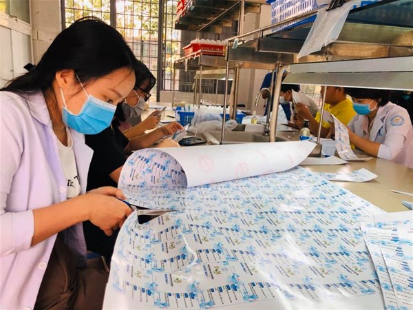 Nước rửa tay khô ngừa nCoV được Đại học Lạc Hồng sản xuất tại phòng học thí nghiệm