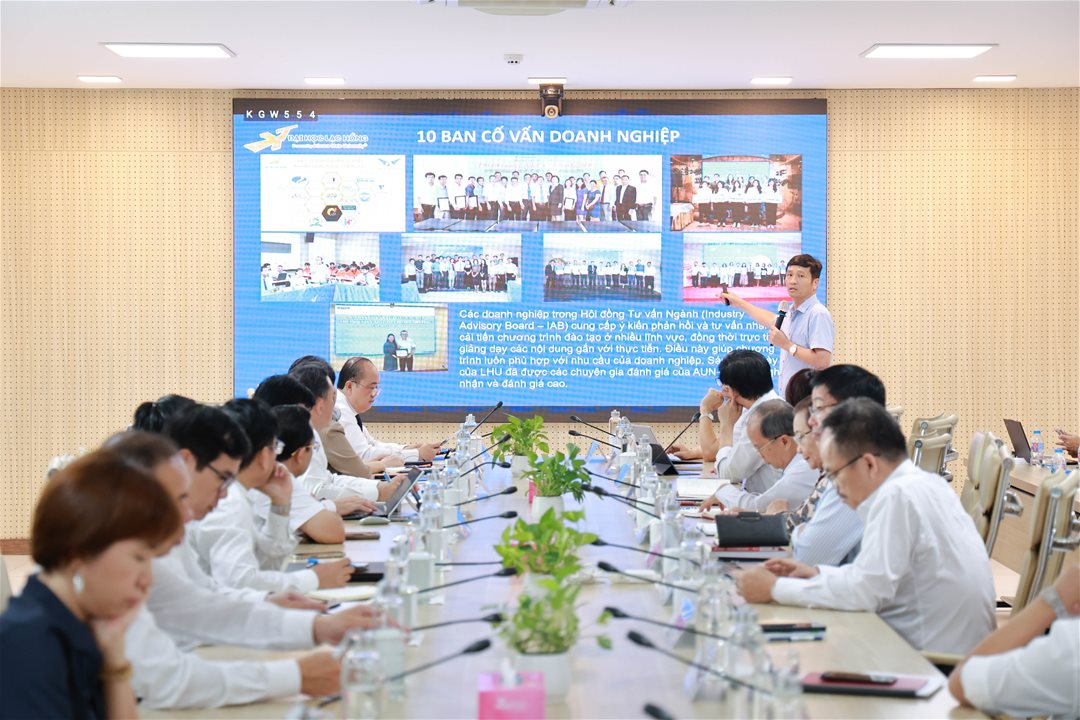 LHU và UBND tỉnh Đồng Nai trao đổi định hướng phát triển công nghệ cao giai đoạn mới Trong hành trình chuyển mình mạnh mẽ của Đồng Nai theo hướng công nghiệp công nghệ cao và kinh tế tri thức, yêu cầu về nguồn nhân lực chất lượng cao và năng lực nghiên cứu ứng dụng trở thành vấn đề trọng tâm. Không chỉ là nơi đào tạo, đại học còn giữ vai trò đồng hành chiến lược cùng địa phương trong kiến tạo tương lai phát triển bền vững.  Trên tinh thần đó, sáng 02/3/2026, Trường Đại học Lạc Hồng (LHU) vinh dự đón tiếp Đồng chí Lê Trường Sơn – Phó Chủ tịch UBND tỉnh Đồng Nai cùng đại diện các sở, ban, ngành đến làm việc và trao đổi định hướng phát triển dài hạn.  Trong buổi làm việc, về phía Nhà trường có TS Đỗ Thị Lan Đài - Chủ tịch Hội đồng Trường, PGS.TS Lâm Thành Hiển – Hiệu trưởng, PGS.TS Nguyễn Vũ Quỳnh – Phó Hiệu trưởng, TS Nguyễn Văn Tân – Phó Hiệu trưởng, TS Huỳnh Cao Tuấn – Phó Hiệu trưởng, TS Nguyễn Khánh Hùng - Phó Hiệu trưởng cùng lãnh đạo các đơn vị phòng ban trung tâm. Tại chương trình, LHU đã báo cáo tổng quan định hướng phát triển trong giai đoạn mới, tập trung vào các trụ cột: khoa học công nghệ, chuyển đổi số, vi mạch bán dẫn và mô hình hợp tác “3 nhà” gồm Nhà nước – Nhà trường – Nhà doanh nghiệp. Đại diện Nhà trường nhấn mạnh, trong kỷ nguyên công nghệ cao, lợi thế cạnh tranh của một địa phương không chỉ nằm ở hạ tầng vật chất mà còn ở “hạ tầng trí tuệ” – nơi đào tạo và nuôi dưỡng đội ngũ kỹ sư, chuyên gia, nhà nghiên cứu phục vụ trực tiếp cho sự phát triển của tỉnh. Trong đó, chiến lược gắn kết giữa đào tạo và thực tiễn sản xuất tiếp tục được Nhà trường xác định là hướng đi trọng tâm. Thông qua việc tăng cường hợp tác với doanh nghiệp, tích hợp dự án thực tế vào chương trình học và đầu tư các phòng thí nghiệm chuyên sâu, LHU hướng đến mô hình đại học ứng dụng, góp phần rút ngắn khoảng cách giữa giảng đường và thị trường lao động. Phát biểu tại buổi làm việc, lãnh đạo UBND tỉnh ghi nhận sự chủ động và bài bản của Nhà trường trong việc hoạch định chiến lược phát triển phù hợp với định hướng chung của Đồng Nai. Đồng thời, lãnh đạo tỉnh bày tỏ kỳ vọng LHU tiếp tục phát huy thế mạnh trong các lĩnh vực công nghệ cao, đóng góp thiết thực vào tiến trình chuyển đổi số, công nghiệp hóa và hiện đại hóa tỉnh nhà. Với tầm nhìn chiến lược, nền tảng chuyên môn vững vàng và định hướng phát triển gắn với nhu cầu thực tiễn của địa phương, LHU tiếp tục khẳng định vai trò là cơ sở đào tạo và nghiên cứu ứng dụng uy tín, sẵn sàng đồng hành cùng tỉnh Đồng Nai trên hành trình phát triển bền vững trong kỷ nguyên số.