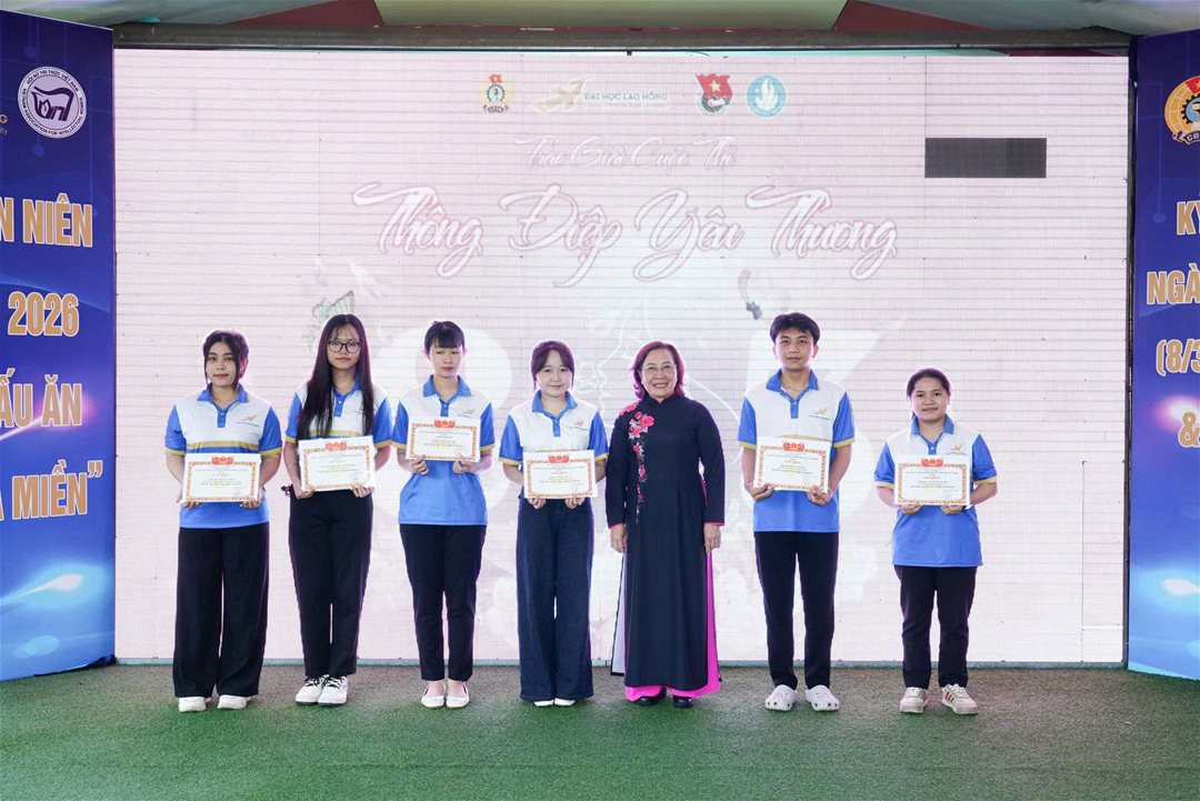 LHU tổ chức chuỗi hoạt động ý nghĩa chào mừng Ngày Quốc tế Phụ nữ 8/3, gắn kết Nhà giáo – Người lao động  Ngày 08/3/2026, Trường Đại học Lạc Hồng (LHU) đã tổ chức chuỗi hoạt động chào mừng 116 năm Ngày Quốc tế Phụ nữ (08/3/1910 – 08/3/2026) và chương trình “Bữa Cơm Tân niên Công đoàn” năm 2026 tại Hội quán Trấn Biên, dành cho đội ngũ Nhà giáo, Người lao động trong toàn trường. Chương trình được tổ chức nhằm tạo không gian giao lưu, gắn kết giữa các đơn vị trong toàn trường, đồng thời góp phần lan tỏa tinh thần đoàn kết, sẻ chia và xây dựng môi trường làm việc tích cực trong đại gia đình LHU. Hình 1 Điểm nhấn của chương trình là hội thi nấu ăn với chủ đề “Món lẩu ba miền”, thu hút sự tham gia của các công đoàn bộ phận trong toàn trường. Tại hội thi, các đội đã cùng nhau thể hiện sự khéo léo và sáng tạo trong chế biến những món lẩu đặc trưng của ẩm thực ba miền Bắc – Trung – Nam. Không chỉ chú trọng hương vị, các đội còn đầu tư công phu trong cách trình bày và thuyết trình ý tưởng món ăn, mang đến nhiều sắc màu ẩm thực phong phú và hấp dẫn. Không khí hội thi diễn ra sôi nổi với sự cổ vũ nhiệt tình của các cổ động viên, tạo nên một sân chơi giao lưu vui tươi, góp phần tăng cường sự gắn kết giữa các đơn vị trong nhà trường. Hình 2 Trong khuôn khổ chương trình, Ban tổ chức cũng đã trao giải cuộc thi ảnh “Duyên dáng áo dài LHU 2026”, nhằm tôn vinh vẻ đẹp duyên dáng, thanh lịch của nữ cán bộ, giảng viên và người lao động trong tà áo dài truyền thống. Những bức ảnh dự thi không chỉ ghi lại những khoảnh khắc đẹp của đội ngũ nữ Nhà giáo – Người lao động LHU mà còn lan tỏa hình ảnh người phụ nữ hiện đại, tự tin, năng động và đầy nhiệt huyết trong công việc. Cuộc thi đã nhận được sự hưởng ứng tích cực từ các đơn vị trong trường, góp phần lan tỏa giá trị văn hóa truyền thống và tôn vinh vẻ đẹp của người phụ nữ Việt Nam. Hình 3 Sau các hoạt động thi và trao giải, toàn thể Nhà giáo và Người lao động đã cùng tham gia chương trình “Bữa cơm Tân niên Công đoàn” trong không khí thân tình, ấm áp. Đây là dịp để các thành viên trong đại gia đình LHU cùng gặp gỡ, giao lưu, chia sẻ niềm vui đầu năm; qua đó tăng cường tinh thần đoàn kết, xây dựng môi trường làm việc tích cực và gắn bó trong toàn trường.  Chuỗi hoạt động chào mừng Ngày Quốc tế Phụ nữ 8/3 không chỉ thể hiện sự quan tâm của nhà trường đối với đội ngũ nữ Nhà giáo và Người lao động mà còn góp phần lan tỏa những giá trị tốt đẹp, xây dựng văn hóa đoàn kết và nhân văn trong cộng đồng LHU.