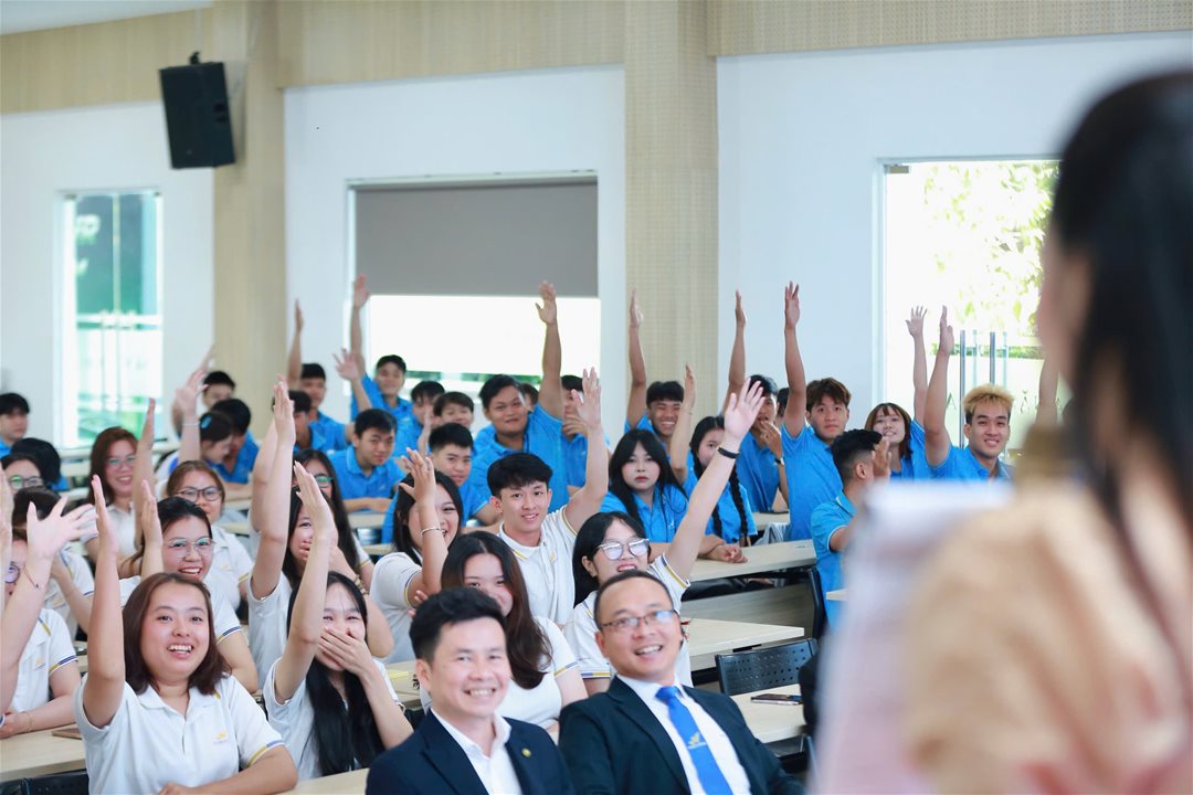 Bầu không khí hội trường thực sự bùng nổ với các bạn sinh viên