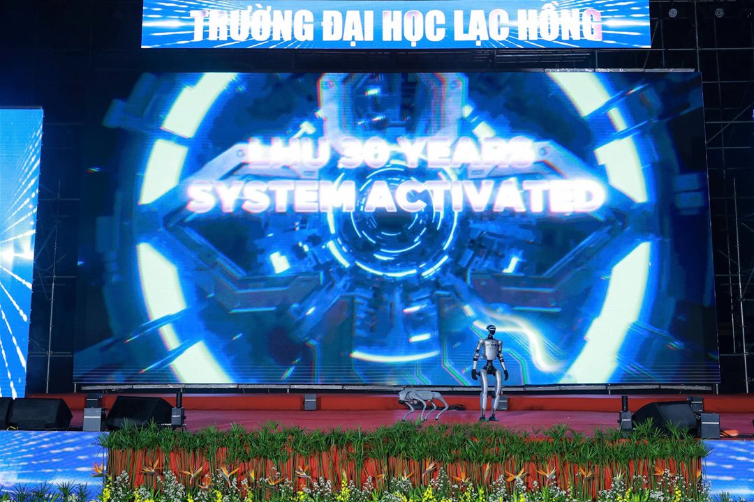 The performance conveyed LHU's spirit of innovation, commitment to mastering technology, and ambition in the digital age