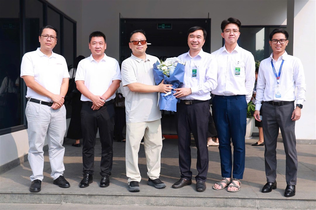 Đại diện doanh nghiệp và thầy cô Trường Đại học Lạc Hồng tại chương trình tham quan
