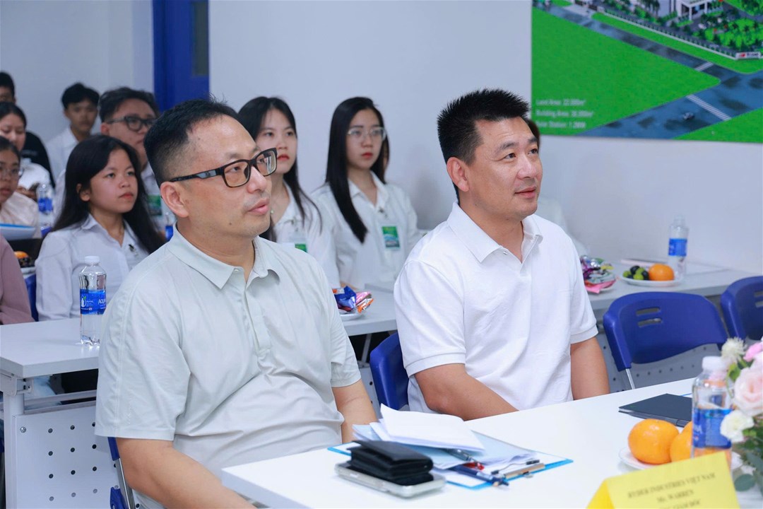 Lãnh đạo doanh nghiệp lắng nghe và chia sẻ thông tin cùng đoàn tham quan Trường Đại học Lạc Hồng