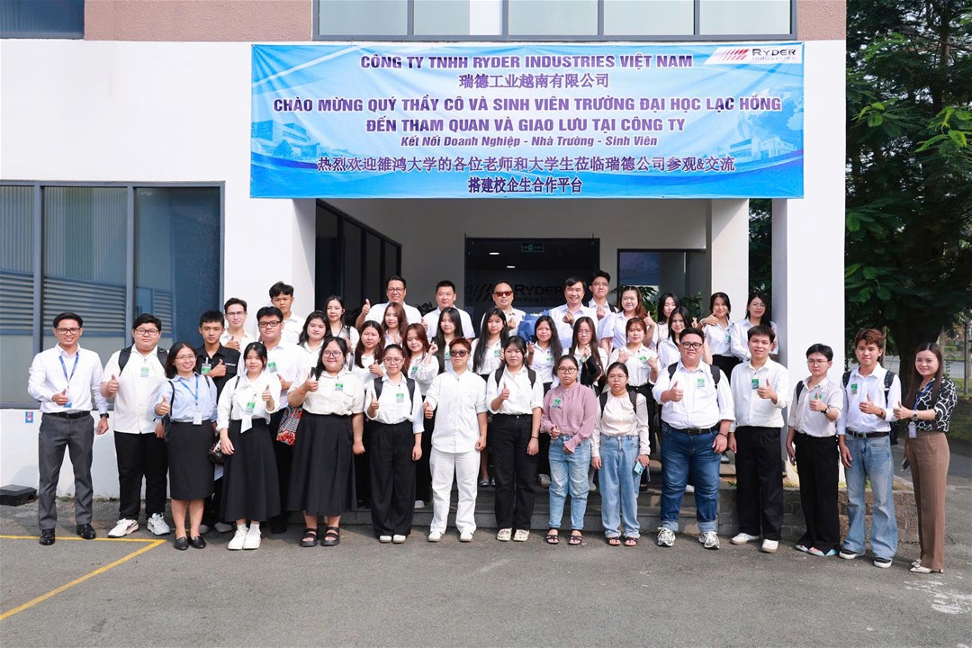 Thầy cô và sinh viên Trường Đại học Lạc Hồng chụp ảnh lưu niệm cùng đại diện Công ty TNHH Ryder Industries Việt Nam