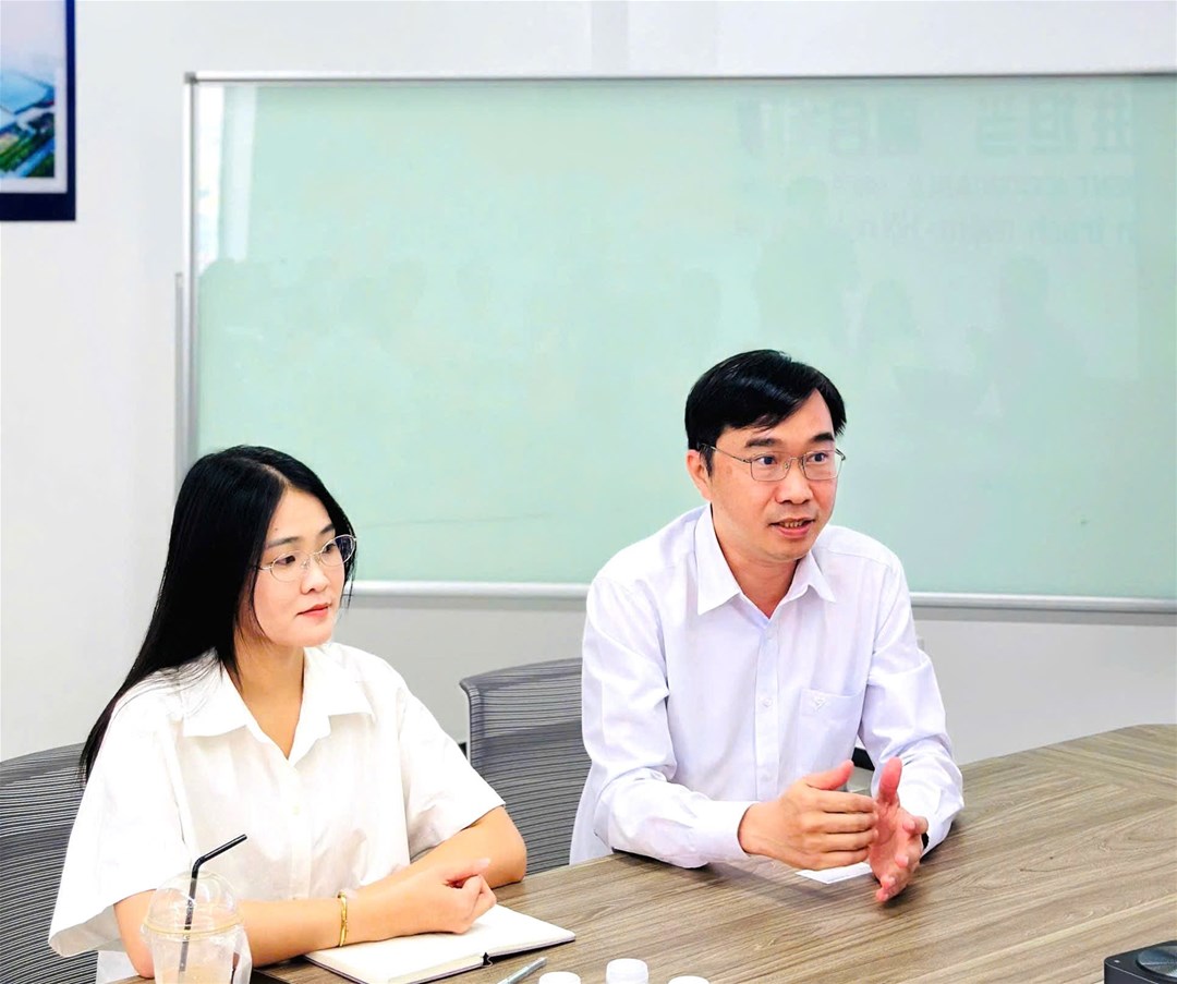 TS. Phan Thế Anh - Trưởng ngành Ngôn ngữ Trung Quốc trao đổi cùng đại diện doanh nghiệp trong chương trình tham quan.