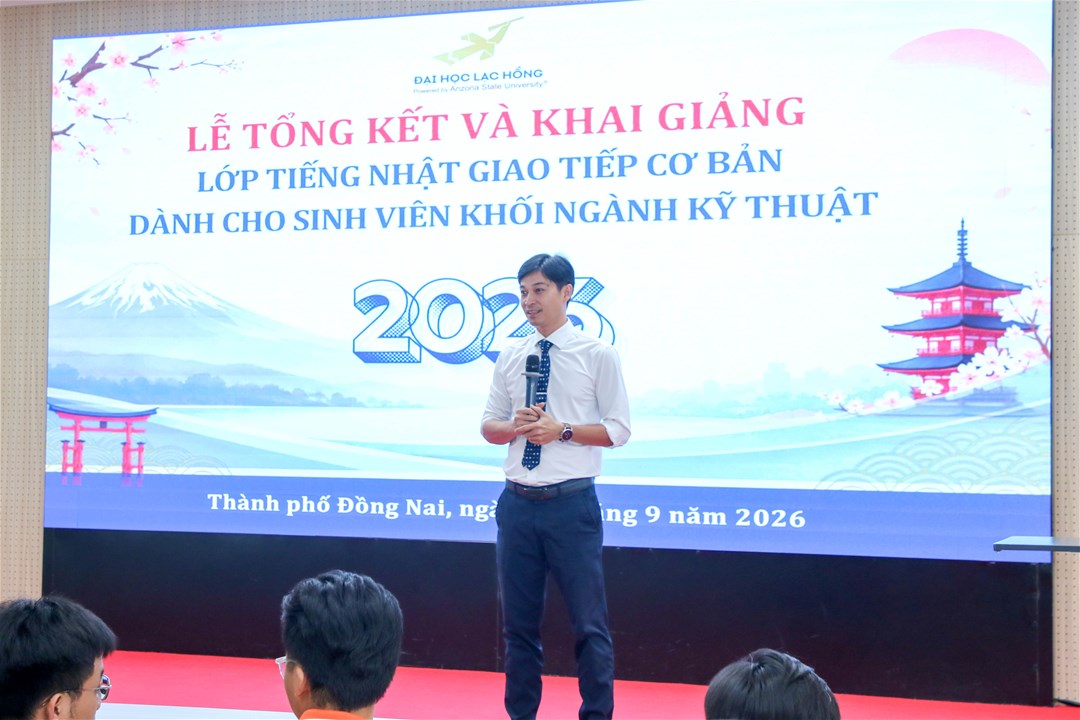 Thầy Nguyễn Trọng Vinh - Trưởng phòng Đào tạo phát biểu tại buổi lễ